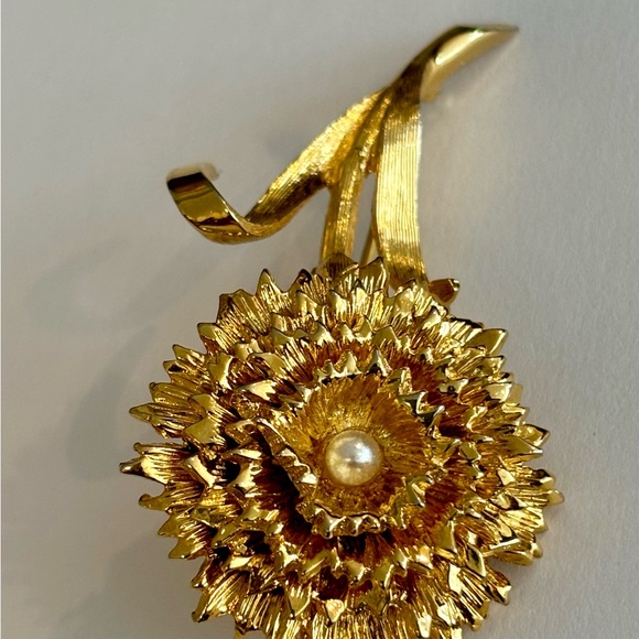 Stunning Vintage Dimensional Carnation Flower Brooch with Cultured Pearl - Picture 5 of 7